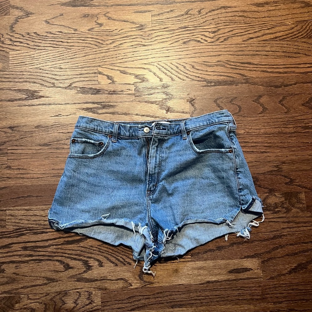 Abercrombie & Fitch Curve Love Mom High Rise Jean Shorts size 33/16.